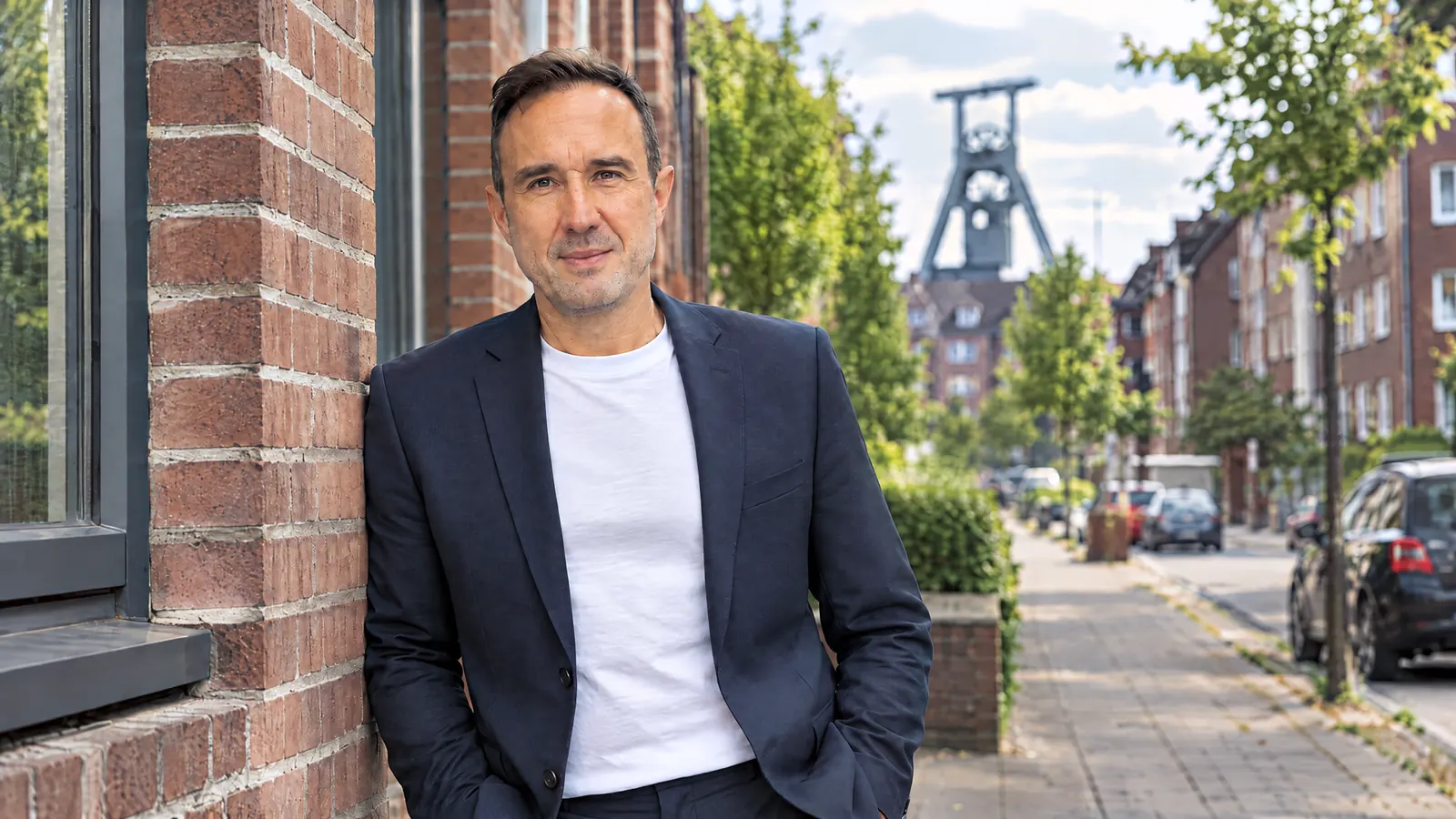 Christian Gottschling vor Backsteinhäusern, im Hintergrund ein Förderturm – Hausverwaltung in Gelsenkirchen