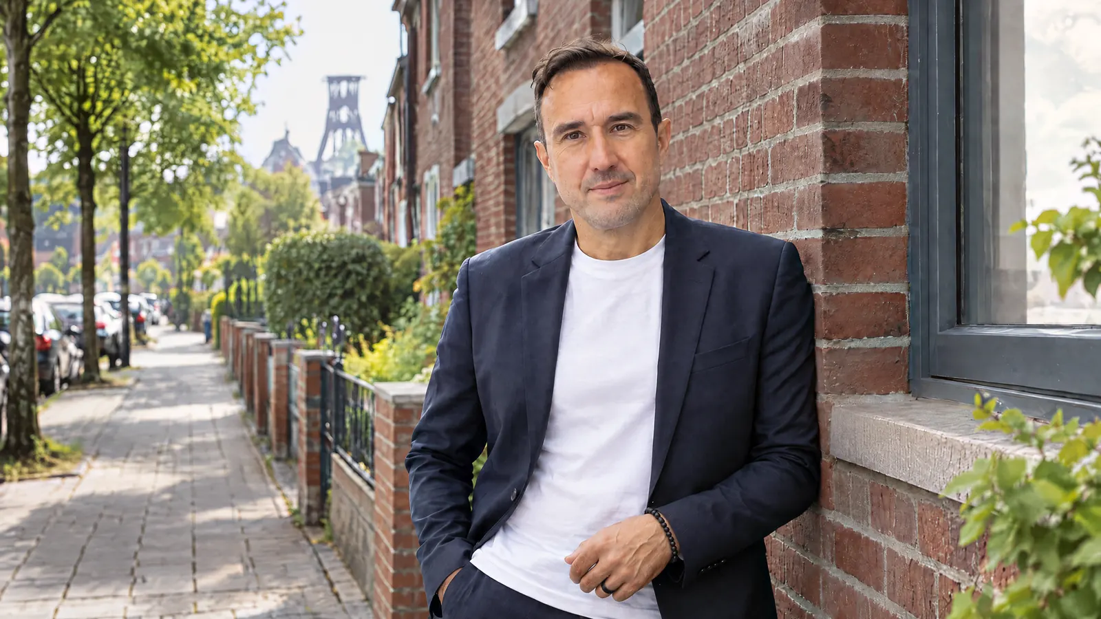 Christian Gottschling in einer Gelsenkirchener Wohnstraße mit Backsteinhäusern – Mietverwaltung in Gelsenkirchen