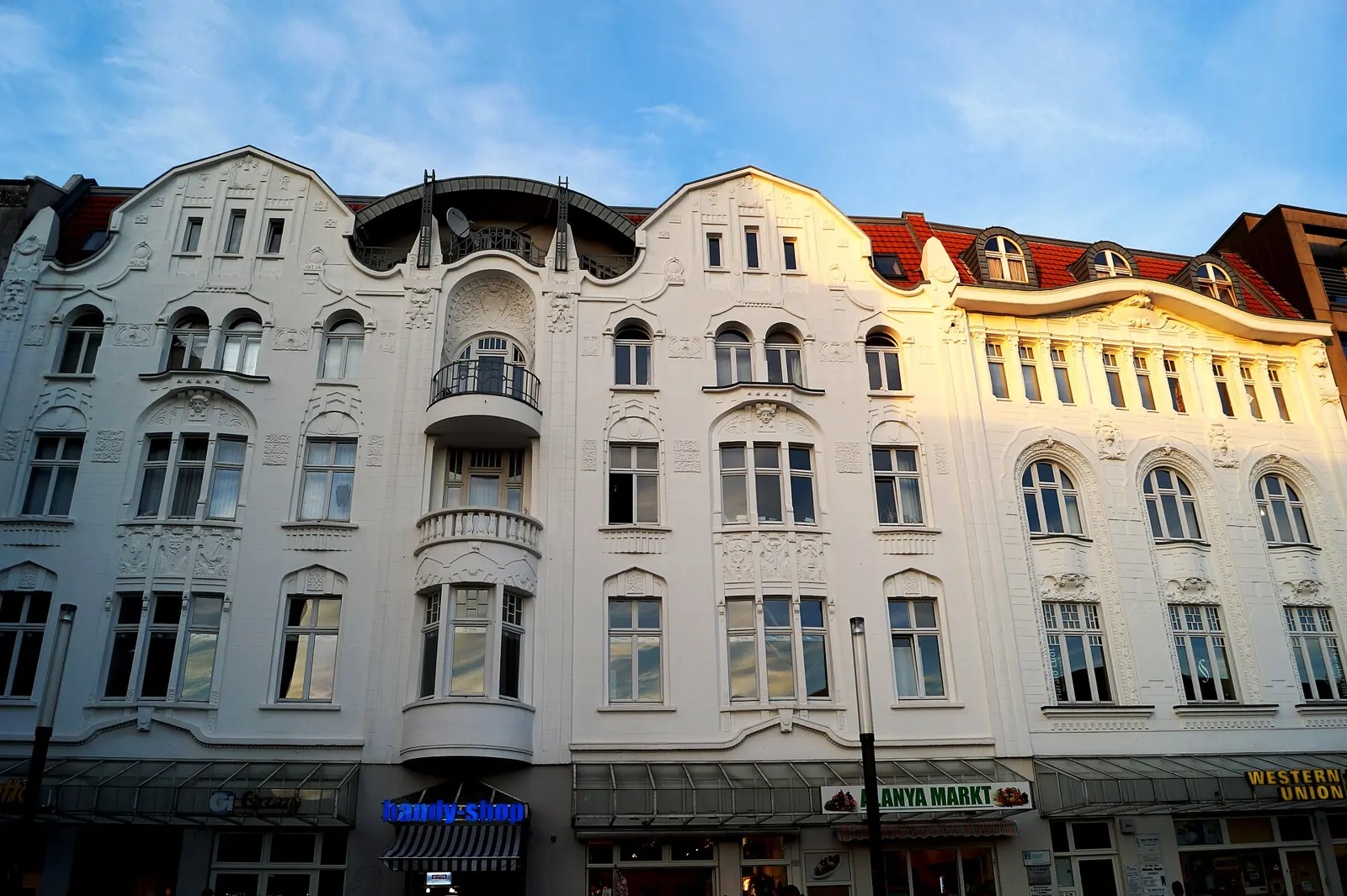 Immobilienpreise und Mieten in Gelsenkirchen-Altstadt 1 Wohn- und Geschäftshäuser an der Bahnhofstraße, typisch für die Immobilienpreise in Gelsenkirchen-Altstadt