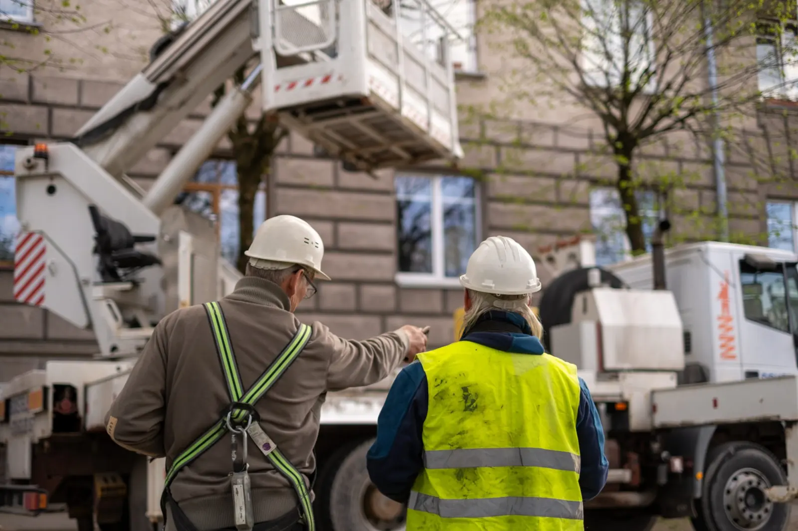 Handwerker repariert eine Heizung in einem vermieteten Haus – Leistung der Mietverwaltung in Gelsenkirchen