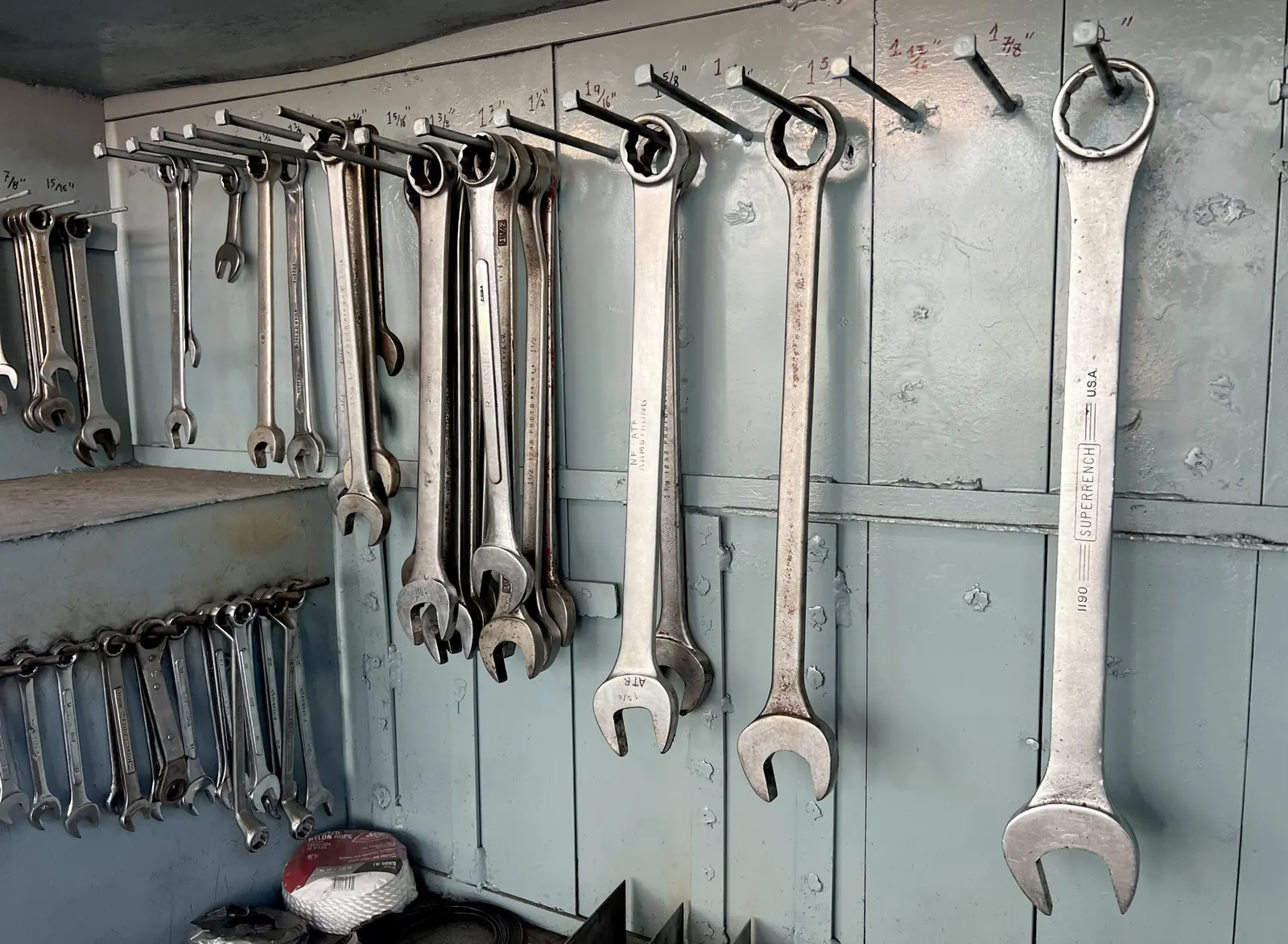 Musterbeschluss Wertgrenze für Aufträge des Verwalters 1 Handwerker repariert die Haustür einer Eigentümergemeinschaft im Rahmen der Wertgrenze
