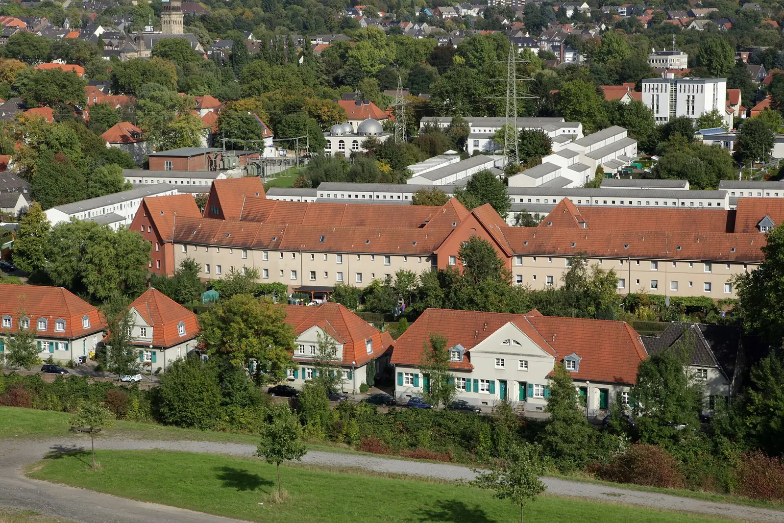 Musterbeschluss getrennte Kosten in der Mehrhausanlage 1 Mehrhausanlage mit mehreren Wohnhäusern einer Eigentümergemeinschaft – Kosten je Haus getrennt verteilen