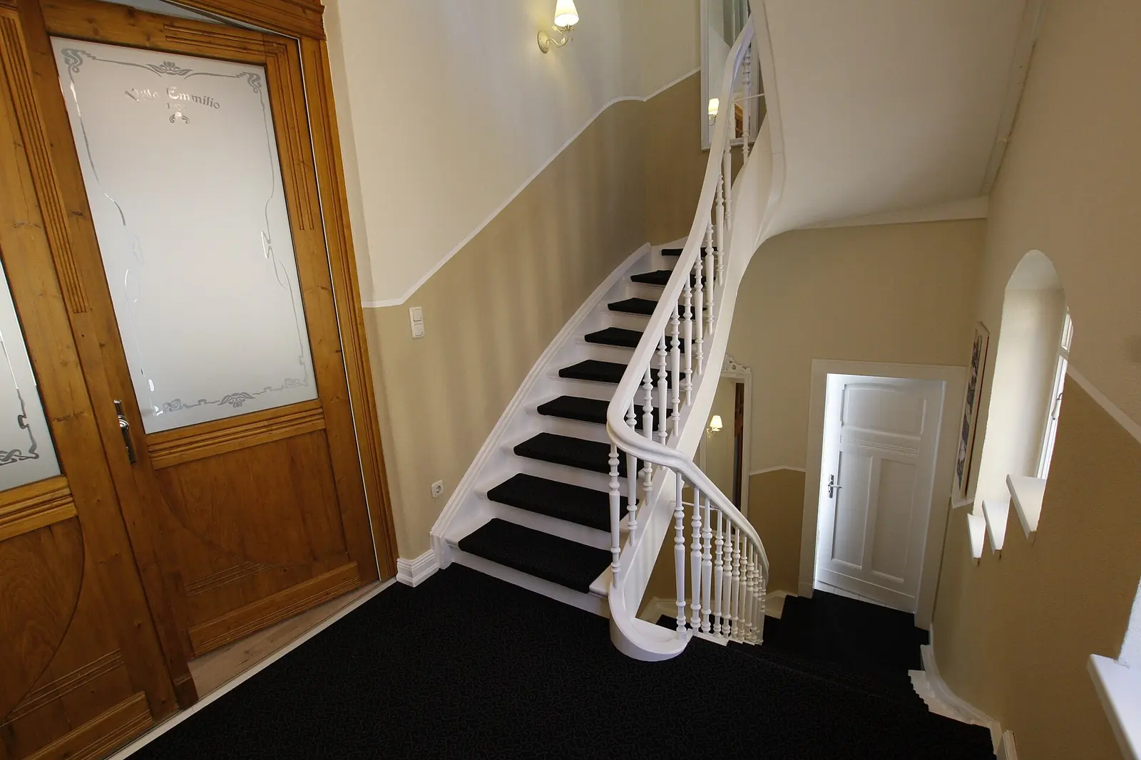 Musterbeschluss Hausordnung 1 Freies Treppenhaus mit ausgehängter Hausordnung in einer Wohnungseigentümergemeinschaft