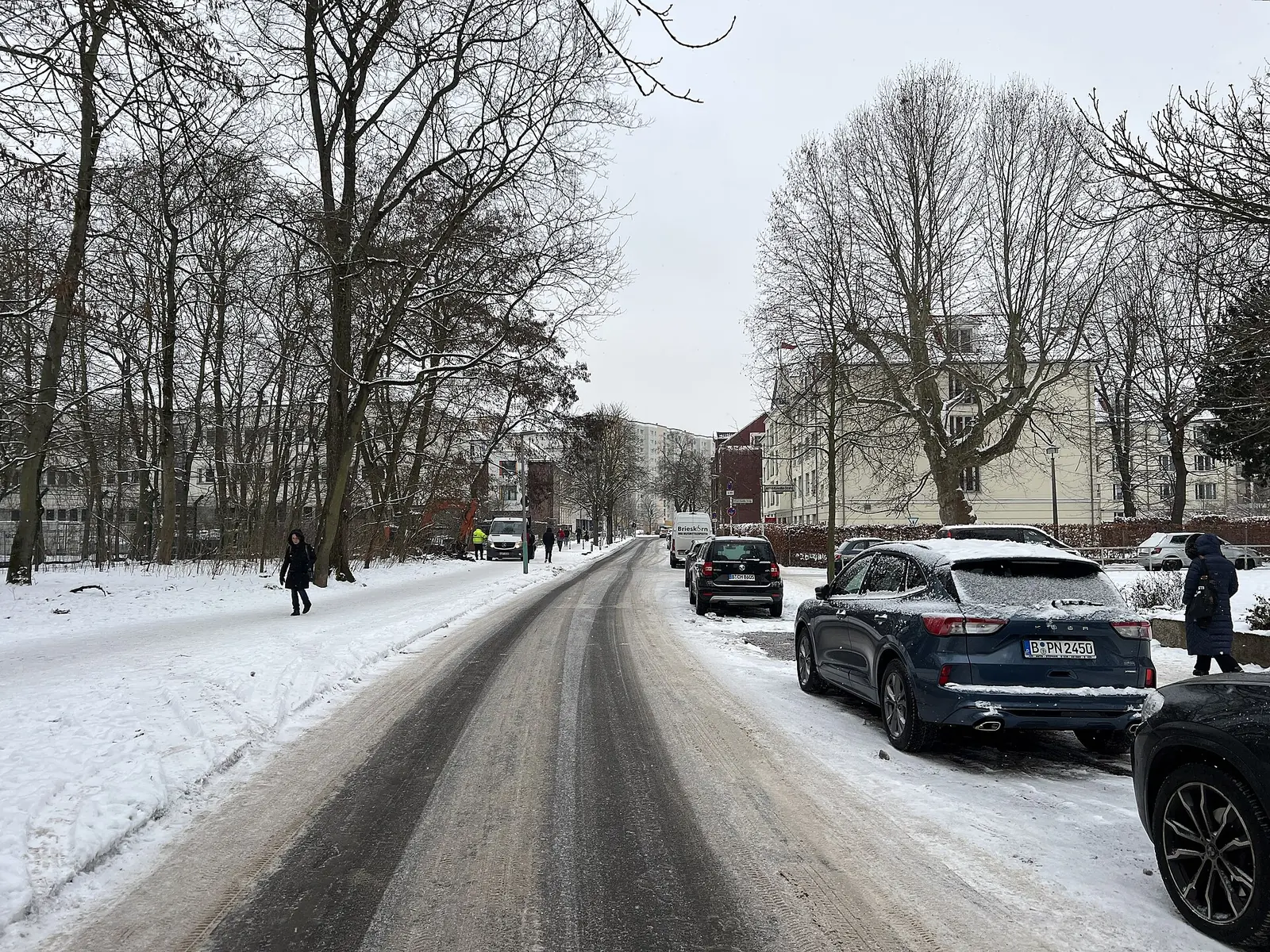 Geräumter und gestreuter Gehweg vor einem Mehrfamilienhaus im Winter in Gelsenkirchen